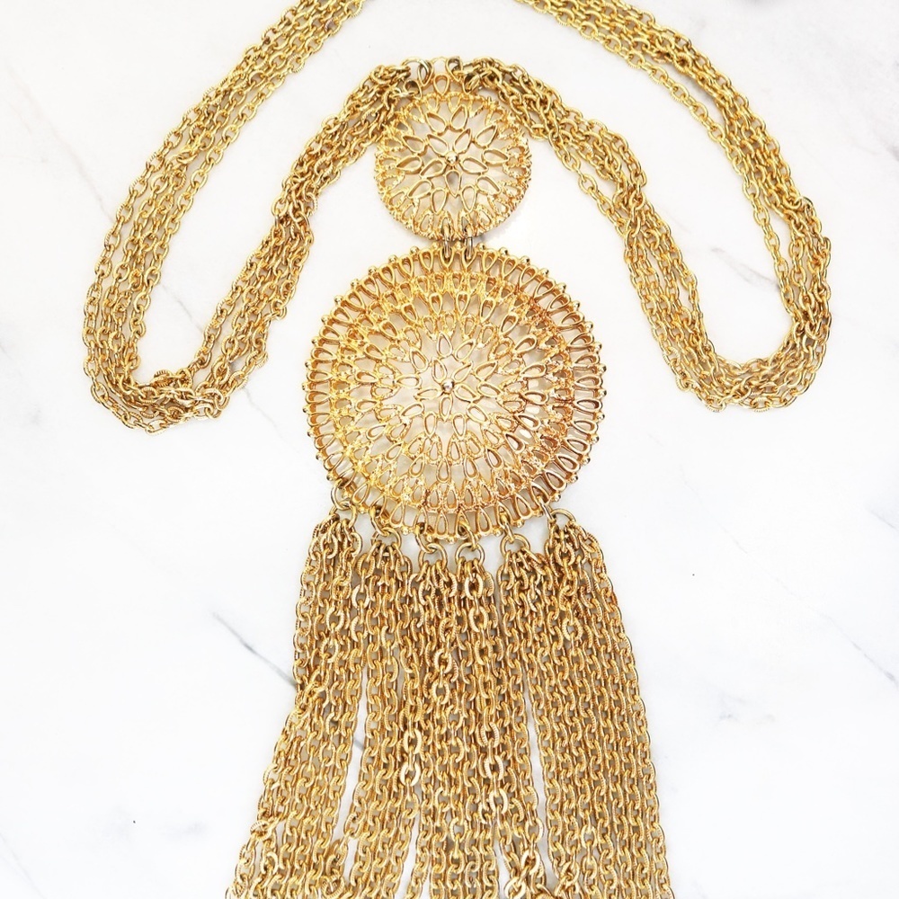 🔱 Gorgeous Vintage 1970s Gold Plated Tassel Chain Round Medallion Necklace 🔱 - Picture 4 of 16